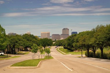 Elektrik hatları olan bir yol. Yol boyunca seyahat ettim. Arabasız yol. Ufukta hedefli boş yol. şehir manzarası.