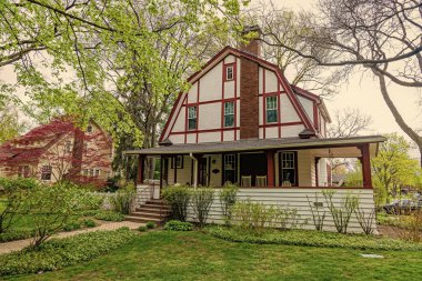 Amerikan mahallesindeki yazlık evde. Banliyö evi. Emlak sigortası. Gayrimenkul. Amerika 'da bir ev mimarisi. Banliyö mahallesinde mimarlık. Ana özellik.