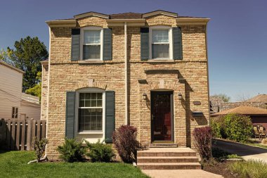 Modern villa cephesi. yazlık köy. Mahalledeki bir banliyö kulübesinin dışında. mimari tasarım. Modern yazlık ev. Mimarlık konsepti. İkamet mimarisi. konut sigortası.