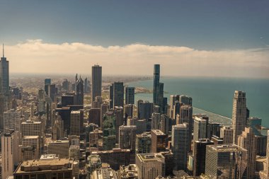 Şehir merkezindeki hava manzarası. Gökdelen hava görüntüsü. Şehir manzarası silüeti. Metropolis 'teki mimari bina. Deniz kenarı şehrinin gökdelen mimarisi. Metropolis City silueti. uzak ufuk.