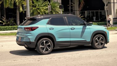 Miami Beach, Florida USA - 15 Nisan 2021: Blue Chevrolet öncü RS SUV aracı, köşe görüş.