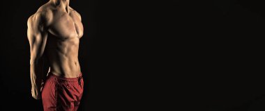 Siyah arka planda izole edilmiş atletik sporcu. Sporcunun stüdyo çekimi. pazı ve kol kasları. Atletik sporcu, kopyalama alanı. Atletik sporcu görüşü.