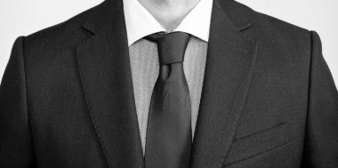 Boyunbağı olan takım elbiseli bir adam..