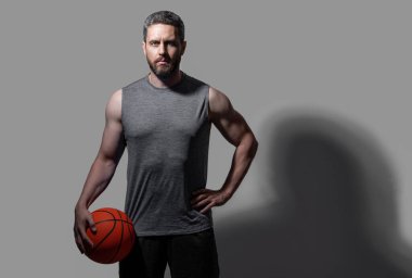 Fotokopi alanı olan atlet bir basketbolcu. Gri arka planda izole edilmiş atlet basketbolcu. Atlet basketbolcu stüdyoda. Toplu atlet basketbolcunun fotoğrafı.