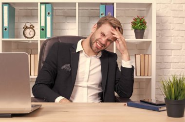 Çok çalışan stresli iş adamının başı ağrıyor. Stresli iş adamının baş ağrısı beyazda izole edilmiş. Stresli iş adamının stüdyoda başı ağrıyor. Stresli iş adamının başı ağrıyor.