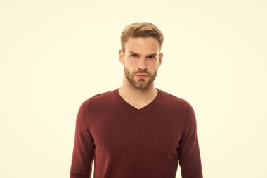 Kirli sakallı adam beyazda izole edilmiş. Stüdyoda sakallı bir adam. Arka planda sakallı bir adam. Sakallı bir adamın fotoğrafı..