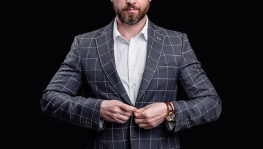Resmi kıyafetli bir adamın kesilmiş fotoğrafı. Resmi adam siyah arka planda tek başına resmi kıyafet giyer. Stüdyoda resmi kıyafet giyen bir adam. Resmi kıyafetleri olan bir adam..