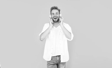 Yeni teknoloji. Modern kulaklıklı mutlu adam. Online eğitim. Okula dönüyorum. Kulaklıklı genç adam. Müzik aşığı. Müzik dinle. kablosuz aygıt aksesuarı.