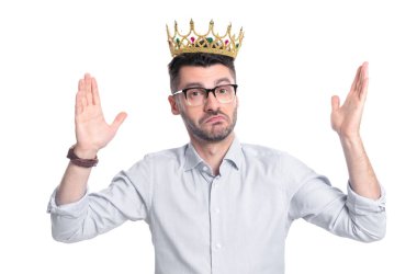 Taç giymiş bencil iş adamı. Taç giymiş bencil iş adamının stüdyo fotoğrafı. Beyaz arka planda soyutlanmış, taç giyen bencil iş adamı. İş adamına taç ödülü. Bencillik kavramı.