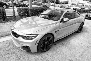 Miami Beach, Florida USA - 15 Nisan 2021: Sarı bmw m4, köşe başı manzaralı. Lüks spor araba..