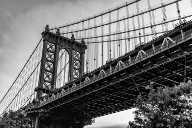 New York 'taki Manhattan Köprüsü. Manhattan 'daki tarihi köprünün mimarisi. Aşağı Manhattan 'ı Canal Caddesi' nden Brooklyn 'e bağlayan köprü. New York şehir mimarisi. Mimari beceri.