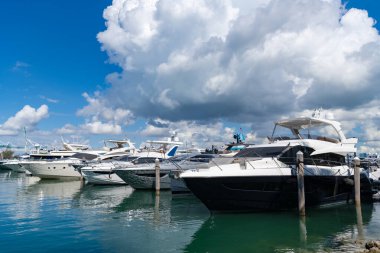 Biscayne Körfezi 'ndeki yat marinasında lüks bir tekne. Yelkenli yat limanına demirlemiş. Yelkencilik ve yat turizmi. Lüks bir yaşam tarzı. Yaz tatilleri. Deniz limanında yat. Yat kiralama.
