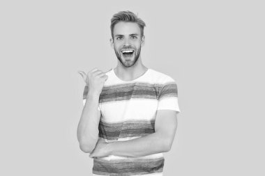 Yazlık tişörtlü mutlu adam indirim yapıyor. Adam yaz satışından yararlanmayı teklif ediyor. Adam, sarı renkte izole edilmiş yaz indirimine şaşırmış görünüyor. İnsanoğlunun yaz indirimi ilanı..