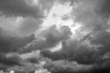 Bulutlu bir arka plan. Hava konsepti. Gökyüzü bulutları. Gökyüzünün arka planında kümülüs vardı. Kapkara bulutlar içinde,.