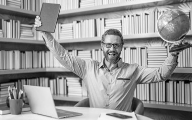 Öğretmenim sınıfta. Online eğitim. Öğretmenler günü. Sınıfta üniversite öğretmeni. Strateji öğrenme. Online özel ders. Okulda çevrimiçi sınıf. Okulda çevrimiçi eğitim.