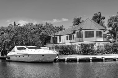 Villa ile denizde bir teknede yaz tatilinin tadını çıkarıyorum. Bir sürat teknesiyle yaz tatili. Hız teknesinde yaz tatili konsepti. Lüks bir yatta yaz tatili..