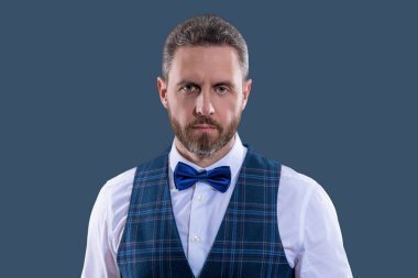 Papyonlu garson servis yapmaya hazır. Garson. Smokinli erkek giysili adam Griler 'de izole edilmiş. Resmi erkek giyim sektöründe karizmatik bir adam. Yakışıklı garson adam smokin giyer. Şık smokin papyonu. Kravat Görgüsü.