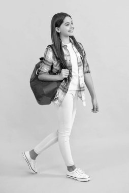 Bilgi almak için iyi çalış. Okul dersleri alıyorum. Bilgi günü. Kız çocuk eğitimi. Okula dönüyorum. Genç kızlar için okul eğitimi. Sırt çantalı genç kız öğrenci. Bilgi güçtür..