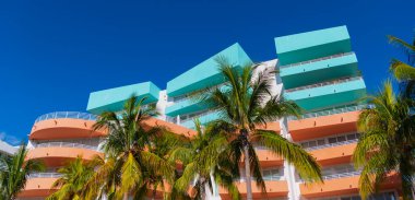 Art deco tarihi bölge. Miami Beach, Florida 'nın modern binası. Okyanus yolculuğu. Ocean Drive Florida 'daki Miami South Beach. Art Deco mimarisi. Mimari bina. Turizm beldesi.