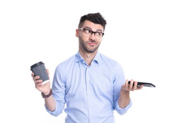 İletişim kurmak için telefonu kullanan bir adam. İletişim. İş adamı kahve molasında telefonu tutar. Patron akıllı telefon kullanıyor. İş görüşmesi. Telefonda konuştuktan sonra iş adamı. Telefon var. Cevap yok.