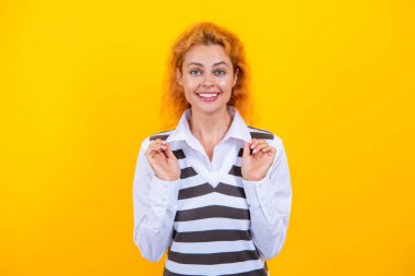 İş hayatı yaşayan bir kadın. Sıradan bir tarz. Şık kızıl saçlı kadın menajer. Öğretmenim. İş kadını ya da sekreter. Sarıda soyutlanmış beyaz bir kadın. İmza biçimi.