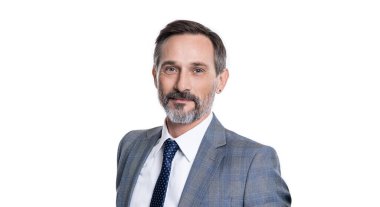 Ofis müdürü. İşadamı beyazdan izole edilmiş. Takım elbiseli bir iş adamı. Olgun iş adamı. İş adamı portresi. Başarılı bir iş. Girişimcinin başarısı.