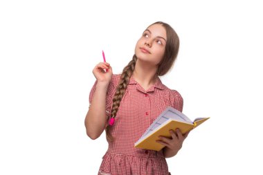 Düşünüp not alıyorum. Ödev yapan liseli bir kız. Günlüğe yazıyorum. Ajandada not alıyorum. Dişli liseli kız günlüğe not alıyor. İlham verici bir şair. Okul notlarında yazan genç kız..