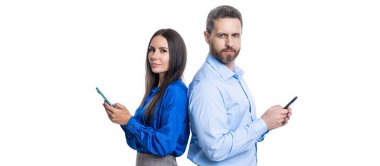 İş ortağı telefonu kullanıyor. Mesajlaşan meslektaşım, e-postayı kontrol et. İş adamı telefonda mesaj okuyor. Beyazdan izole edilmiş. İş mesajlaşması. İnternet üzerinden iş mesajlaşması. iletişim atölyesi.