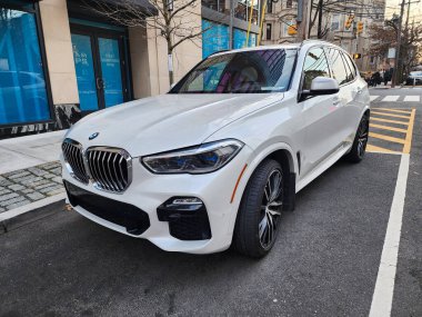 New York City, ABD - 10 Şubat 2019 BMW X5 SUV beyaz araba, yan görüş açısı.