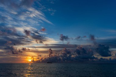 Dramatik gün batımı. Okyanus sahilinde gün doğumu. Yaz tatilinde gün batımı deniz manzarası. Deniz kıyısında gün doğumu. Gün batımında deniz manzarası sakin. Deniz manzarasında romantik bir yaz tatili. Manzaralı gün batımı.