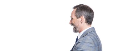 İş başarısı. Takım elbiseli başarılı bir CEO. Kendine güvenen bir girişimci. İş liderliği. Profesyonel, olgun CEO başarısını ifade ediyor. İşadamı beyazdan izole edilmiş. Boşluğu kopyala.