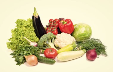 Beyaza izole edilmiş taze ve olgun sebzeler. sağlıklı yiyecekler.