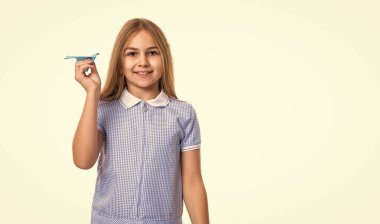 Stüdyoda pozitif kızın çocukluğu. Origamiyle oynayan genç bir kızın çocukluğu. Çocukluk yıllarında genç kızı oynarken çekilmiş bir fotoğraf. Beyaz arka planda soyutlanmış genç bir kızın çocukluğu.