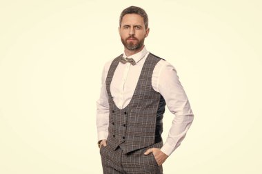 Resmi smokinli traşsız adam beyaz arka planda izole edilmiş. Stüdyoda resmi smokin giyen adam. Resmi smokin giyen bir adamın fotoğrafı. Erkekler resmi smokin giyer..