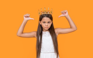 Sarı arka planda taç giymiş kibirli genç kız..