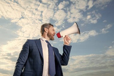 İş adamı spikeri arka planda hoparlörle bağırıyor..