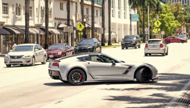 Miami Beach, Florida ABD - 15 Nisan 2021: White Corvette Stingray 2016 coupe z51-2..