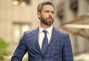 Ceketli patronun portresi. Kafkasyalı patron dışarıda bekliyor. Profesyonel giyim patronu. Yetişkin patron dışarıda.