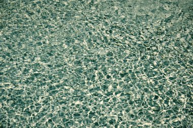 Yüzme havuzu suyunun mavi renk arkaplanı ve maldivlerde dalgalanmalar.