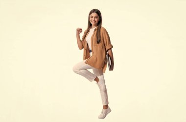 Liseli kız beyaz arka planda izole bir şekilde çevrimiçi eğitime gidiyor. Liseli kız çevrimiçi eğitim için dizüstü bilgisayar kullanıyor. Stüdyoda bilgisayar eğitimi almış genç bir kız. online okul eğitimi