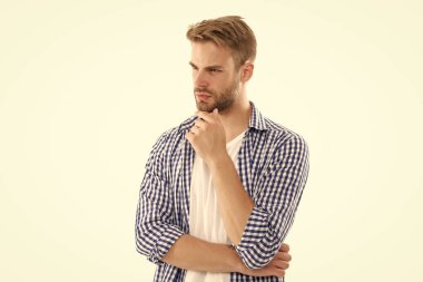 Beyaz arka planda izole edilmiş, traşsız genç bir adamın portresi. Tıraşsız, kareli gömlekli adam. Tıraşsız erkek derisi. Traşsız adamın stüdyo çekimi..