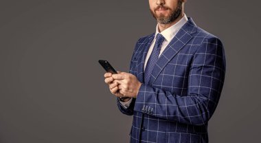 Takım elbiseli akıllı telefonda iş adamı sohbeti, fotokopi odası. Akıllı telefondaki iş adamı sohbeti Grey 'de izole edildi. Stüdyodaki akıllı telefon konuşmalarını kontrol et. İş adamının akıllı telefondaki görüntüsü..