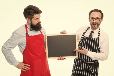 Yemek işi. Aramıza hoş geldin. Menü planlama. Önlüklü mutlu şef. Ortaklar başlamayı kutlar. Tahtası olan sakallı adamlar, kopyalama alanı. Kafe ve restoran açılıyor. yemek işi konsepti.