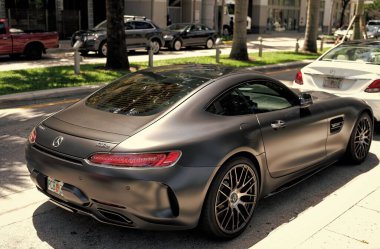 Miami Beach, Florida USA - 15 Nisan 2021: mat Mercedes Benz v8 biturbo, arka köşe manzaralı.