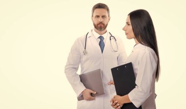 Stüdyoda hemşire ve fotokopi odası var. Doktorla hemşirenin fotoğrafı beyaz önlük giyiyor. Diz üstü bilgisayarı ve hafıza kaybı olan hemşire ve doktor. Doktor ve hemşire beyaz arka planda izole edilmiş..