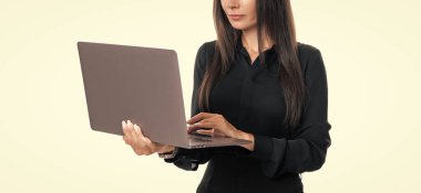 Serbest çalışan kadın ekin görüntüsü. Uzaktan kumandalı bilgisayar aygıtı kullanarak beyaz, serbest çalışan bir stüdyoda çalışıyor. Uzaktan kumanda çalışıyor. Çevrimiçi serbest çalışma. Çevrimiçi çalışma.