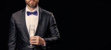 Smokinci adam şampanyayla tezahürat yapıyor, fotokopi odası. Amigo smokinli adamın fotoğrafı. Siyah arka planda izole edilmiş smokinli tezahürat yapıyor. Smokinci stüdyoda tezahürat yapıyor..