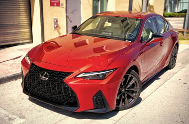 Miami Beach, Florida USA - 13 Nisan 2021: Kırmızı Lexus RC 200t, köşe manzaralı. lüks spor araba.