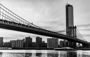New York 'taki Manhattan Köprüsü. Manhattan 'daki tarihi köprünün mimarisi. Aşağı Manhattan 'ı Brooklyn' e bağlayan köprü. New York şehir mimarisi. Brooklyn 'den Manhattan' a.