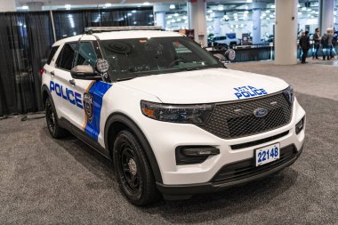 New York City, ABD - 27 Mart 2024: Ford Explorer MTA polis aracı New York Uluslararası Otomobil Fuarı, köşe görünümü.